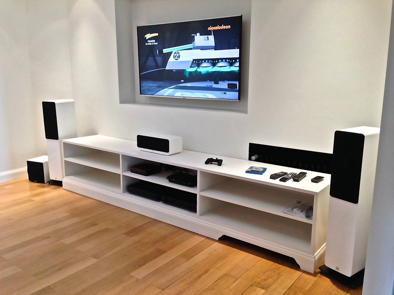 кинотеатральный комплект, построенный на аппаратуре NuForce и акустике Q Acoustics 2000i кинотеатральный комплект, построенный на аппаратуре NuForce и акустике Q Acoustics 2000i